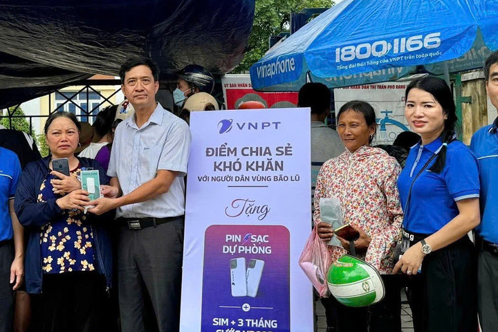 VNPT tặng gói cước và sạc dự phòng cho người dân vùng bão lũ Lào Cai