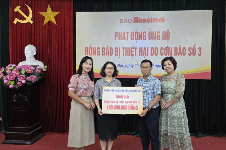 Trường Tiểu học Nguyễn Siêu ủng hộ đồng bào bão lụt 100 triệu đồng