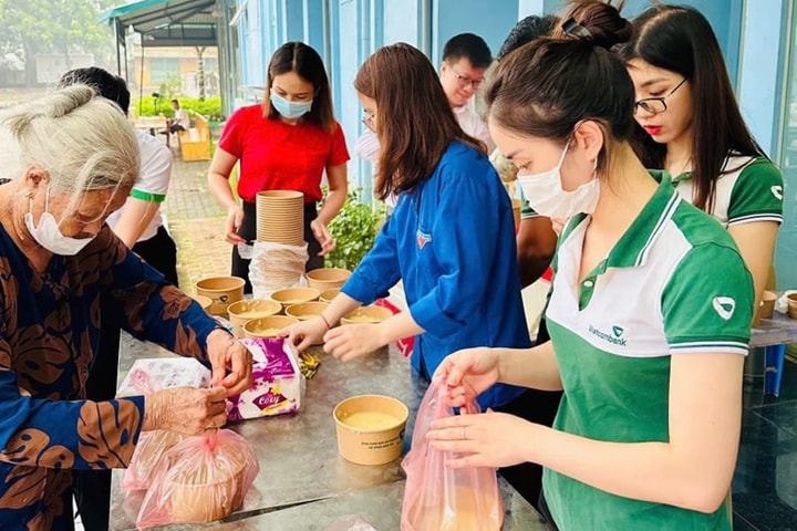 Đoàn Thanh niên Vietcombank Hưng Yên và chương trình từ thiện “Bát cháo nghĩa tình”