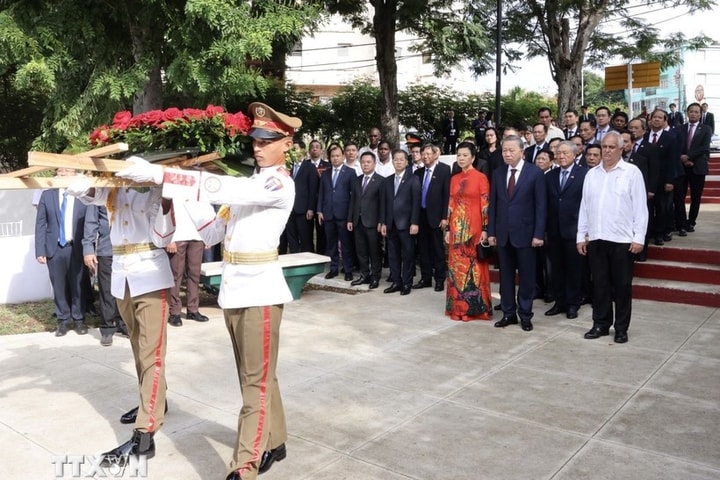 Tổng Bí thư, Chủ tịch nước Tô Lâm đặt vòng hoa tại Tượng đài Chủ tịch Hồ Chí Minh ở La Habana