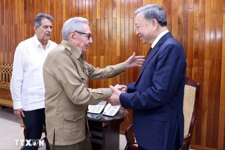 Tổng Bí thư, Chủ tịch nước Tô Lâm chào Lãnh tụ Cách mạng Cuba, Đại tướng Raul Castro