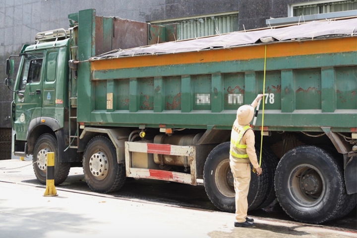 Xử lý nghiêm xe tải vi phạm trên đường ra sân bay Nội Bài