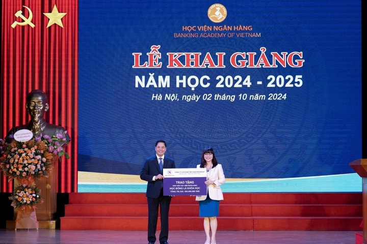 Tập đoàn MHGROUP trao tặng học bổng trị giá 500 triệu đồng cho sinh viên Học viện Ngân hàng