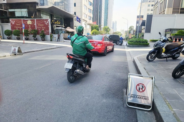 Tự ý đặt biển cấm dừng, đỗ xe trên các tuyến phố: Không thể để chuyện vô lý tồn tại