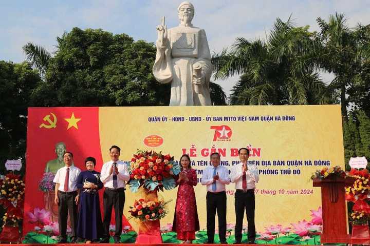 Đồng chí Lê Hồng Sơn dự lễ gắn biển công trình chào mừng Ngày Giải phóng Thủ đô tại Hà Đông