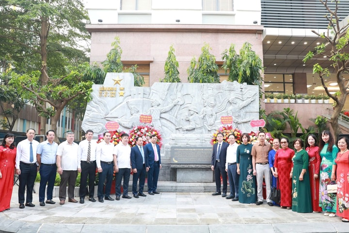 Quận Hai Bà Trưng dâng hoa tại địa điểm lưu niệm Chiến lũy Ô Cầu Dền