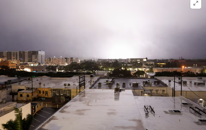 Mỹ: Siêu bão Milton cực kỳ nguy hiểm đổ bộ vào bờ biển phía Tây Florida