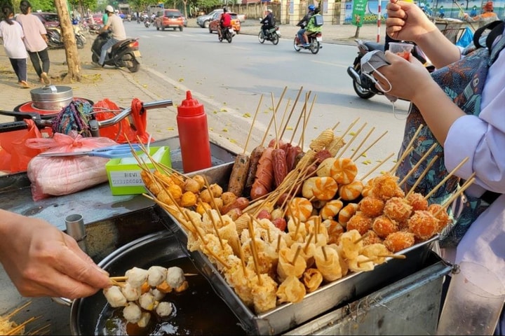 Không nên cho trẻ ăn thực phẩm "xiên bẩn"