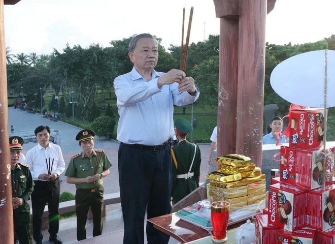 Tổng Bí thư, Chủ tịch nước Tô Lâm dâng hương tưởng nhớ các anh hùng liệt sĩ tại Quảng Trị