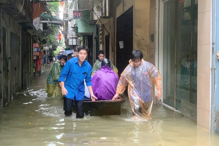 Áo xanh đồng hành khắc phục bão lũ