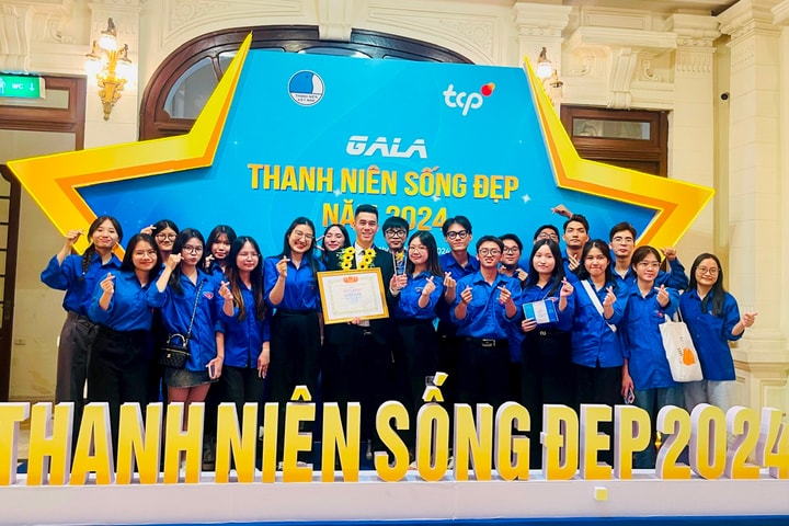 Cầu thủ Nguyễn Tiến Linh nhận Giải thưởng “Thanh niên sống đẹp”