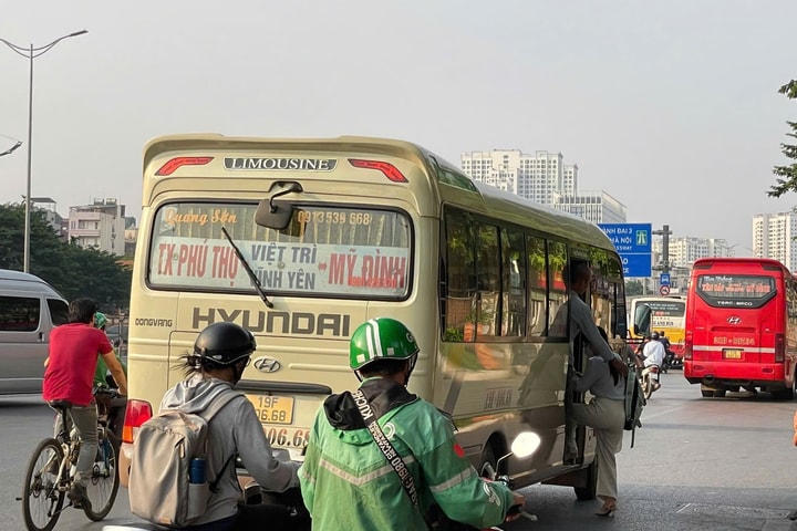 Vẫn còn tình trạng đón, trả khách trái quy định gần Bến xe Mỹ Đình