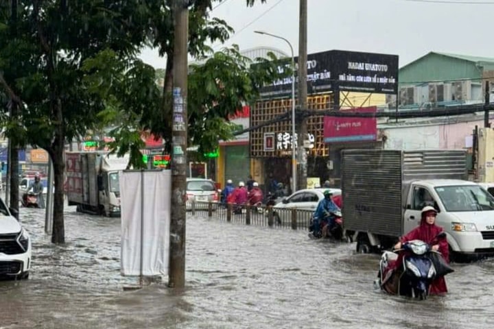 Mưa kết hợp triều cường, nhiều khu vực thành phố Hồ Chí Minh úng ngập