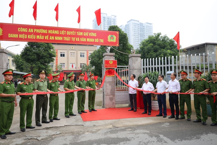 Hoàng Mai gắn biển “Công an phường kiểu mẫu về an ninh trật tự và văn minh đô thị"