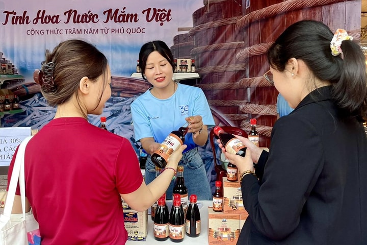 Tôn vinh nước mắm truyền thống Việt trên bàn ăn thế giới