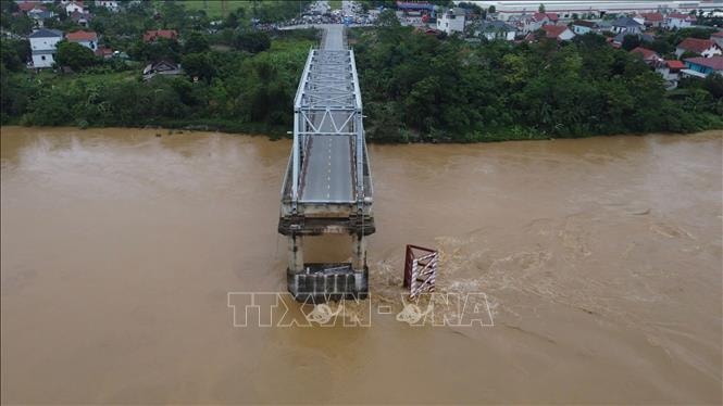 Lên phương án phá dỡ các nhịp, trụ còn lại của cầu Phong Châu