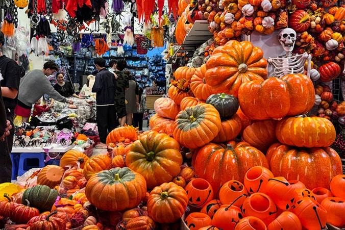 Không khí Halloween tràn ngập phố Hàng Mã