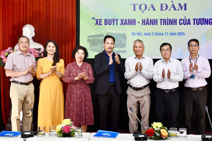 Tọa đàm trực tuyến “Xe buýt xanh - Hành trình của tương lai”