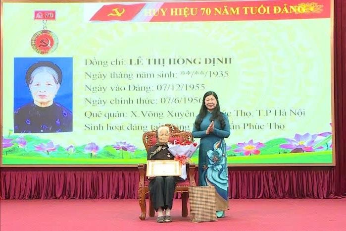 Phúc Thọ: Trao Huy hiệu Đảng đợt 7-11 tặng 105 đảng viên