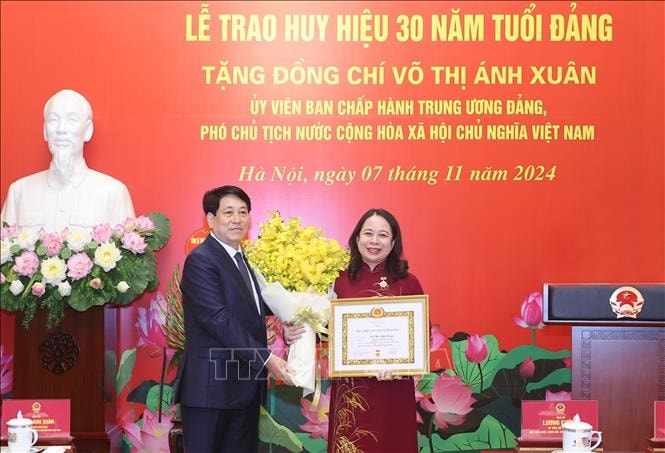 Chủ tịch nước Lương Cường dự lễ trao Huy hiệu 30 năm tuổi Đảng tặng Phó Chủ tịch nước Võ Thị Ánh Xuân