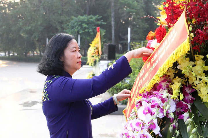 Lãnh đạo thành phố Hà Nội dâng hoa kỷ niệm 107 năm Cách mạng Tháng Mười Nga