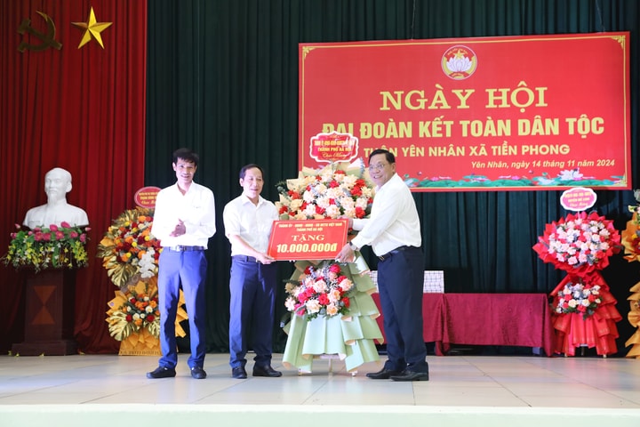 Giám đốc Công an thành phố Hà Nội Nguyễn Hải Trung biểu dương tinh thần đoàn kết của người dân Mê Linh