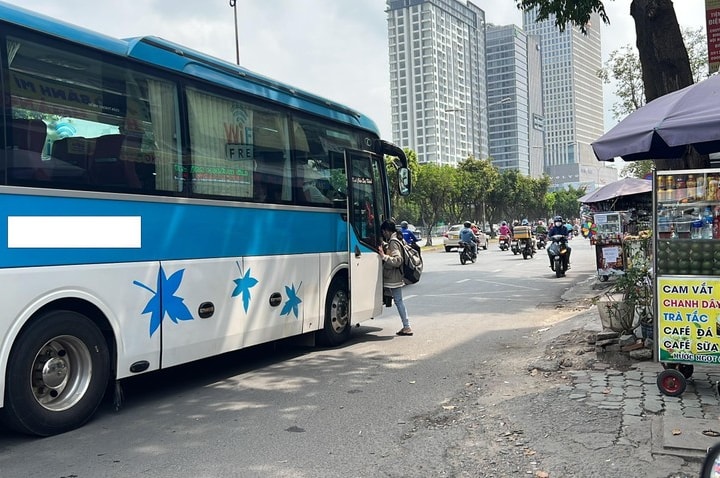 Thành phố Hồ Chí Minh tồn tại 79 điểm hoạt động xe “dù”, bến “cóc”