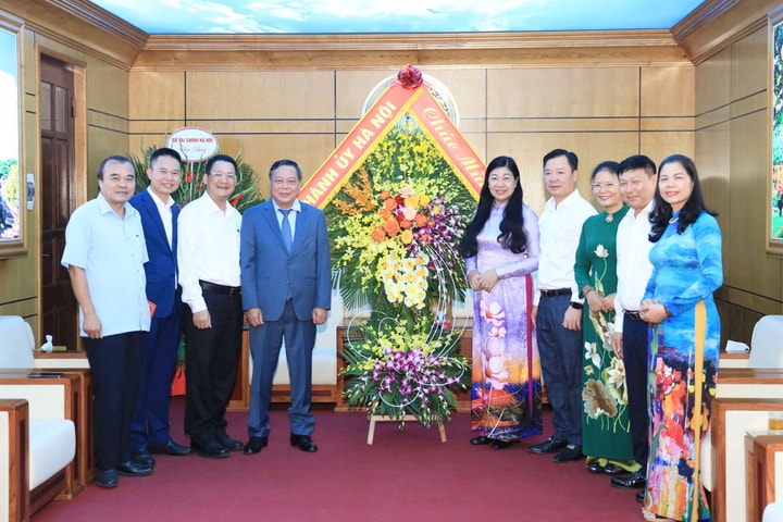 Đồng chí Nguyễn Văn Phong thăm, chúc mừng Ủy ban MTTQ Việt Nam thành phố Hà Nội