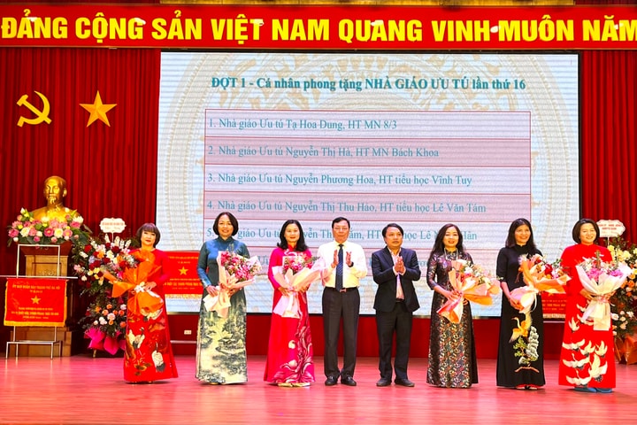 Trường Tiểu học Vĩnh Tuy (quận Hai Bà Trưng) đón nhận Cờ thi đua của Chính phủ