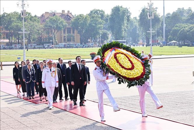 Chủ tịch Quốc hội Armenia vào Lăng viếng Chủ tịch Hồ Chí Minh và thăm Văn Miếu - Quốc Tử Giám