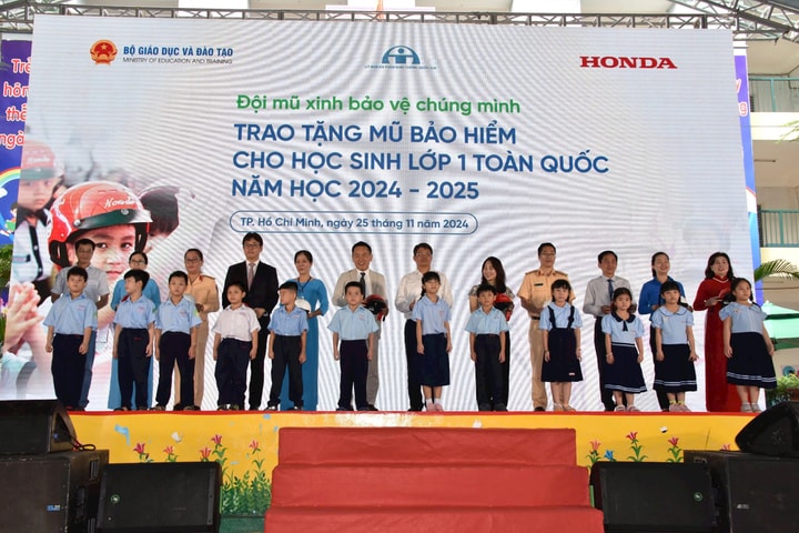 TP Hồ Chí Minh: Tặng mũ bảo hiểm cho học sinh lớp 1 khu vực phía Nam