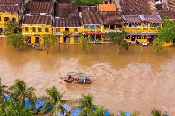 Hội An "khoe" nét đẹp riêng trong ngày nước lên