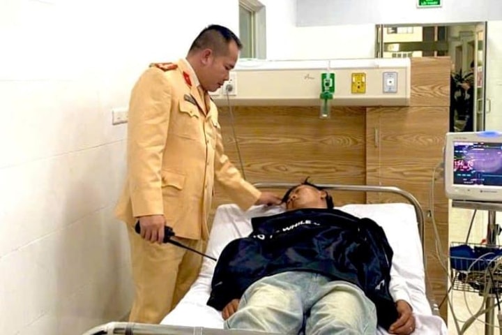 Dùng xe chuyên dụng đưa người lên cơn đau tim đến bệnh viện kịp thời
