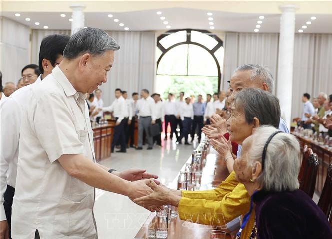 Tổng Bí thư Tô Lâm gặp mặt, tặng quà Bà mẹ Việt Nam Anh hùng, gia đình chính sách và cựu chiến binh lão thành tỉnh Đồng Tháp