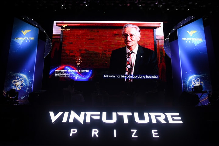 Chủ nhân giải thưởng chính Vinfuture 2024 nhận giải thưởng Nobel Vật Lý 2024