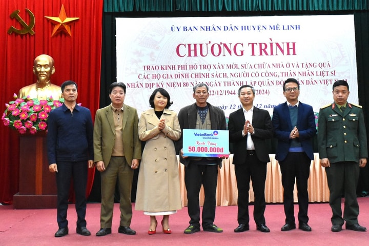 Huyện Mê Linh trao 250 triệu đồng hỗ trợ cải tạo nhà ở cho gia đình chính sách