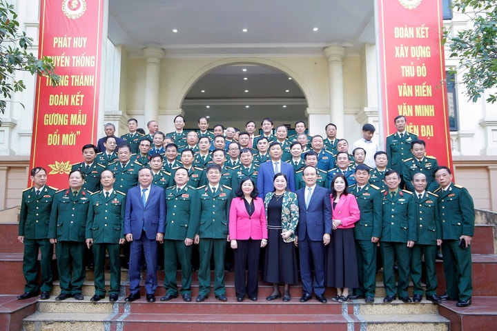 Bí thư Thành ủy Hà Nội Bùi Thị Minh Hoài chúc mừng Bộ Tư lệnh Thủ đô và Hội Cựu chiến binh thành phố