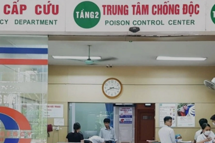 Công an vào cuộc điều tra vụ chết người nghi do ngộ độc thực phẩm ở Long Biên