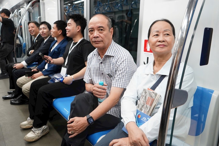 Muôn vàn cung bậc cảm xúc của người dân trong ngày đầu tàu metro số 1 vận hành