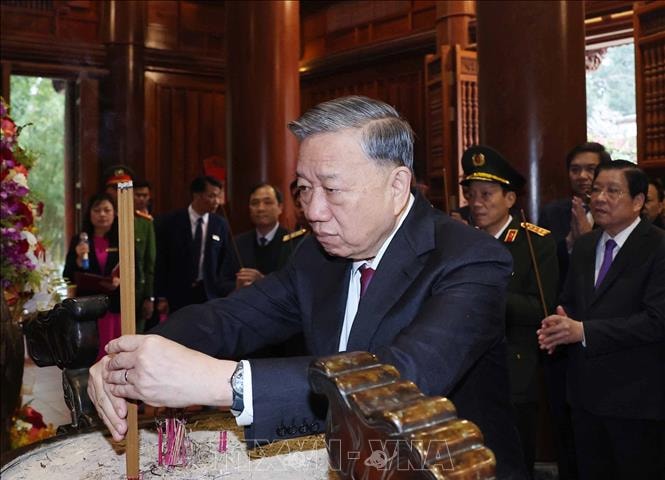 Tổng Bí thư Tô Lâm dâng hương tưởng niệm Chủ tịch Hồ Chí Minh tại Nghệ An