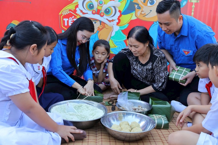 “Xuân sẻ chia - Tết yêu thương” trao quà Tết tặng 735 thiếu nhi mồ côi do dịch Covid-19