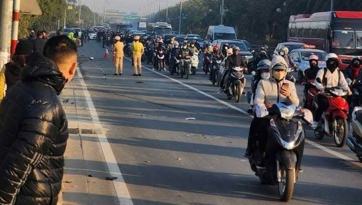Hà Nội: 3 người tử vong sau khi ô tô tải tông xe máy và hàng loạt cột điện