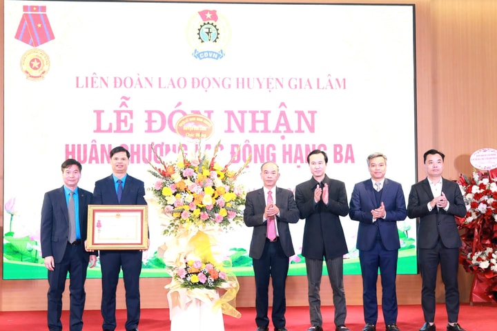 Liên đoàn Lao động huyện Gia Lâm đón nhận Huân chương Lao động hạng Ba