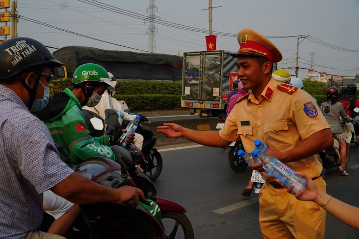 TP Hồ Chí Minh: Ứng trực điều tiết giao thông cho người dân về quê đón Tết