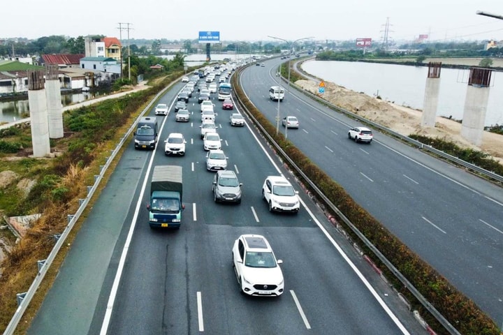 Người dân thuận tiện di chuyển về Thủ đô sau kỳ nghỉ Tết kéo dài