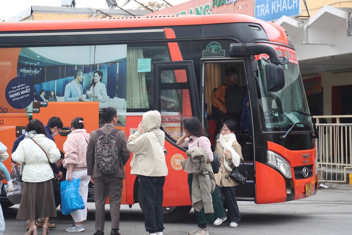 Người dân lỉnh kỉnh đồ đạc, ùn ùn trở về Hà Nội sau kỳ nghỉ Tết Nguyên đán
