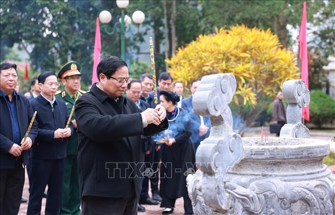 Thủ tướng Phạm Minh Chính dâng hương tại Nhà tưởng niệm Chủ tịch Hồ Chí Minh với chiến dịch Biên giới