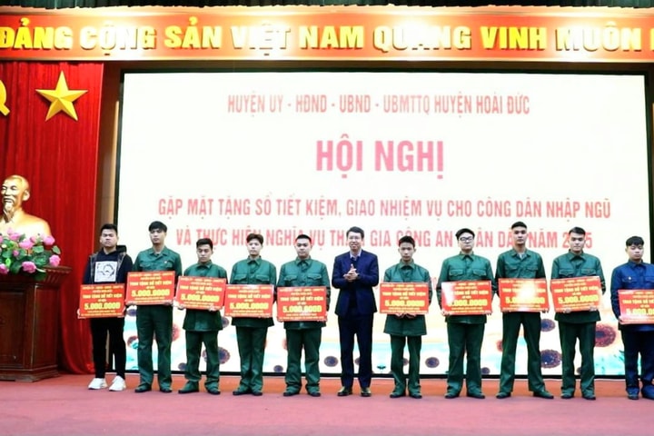 Hoài Đức tổ chức gặp mặt và tặng sổ tiết kiệm cho tân binh