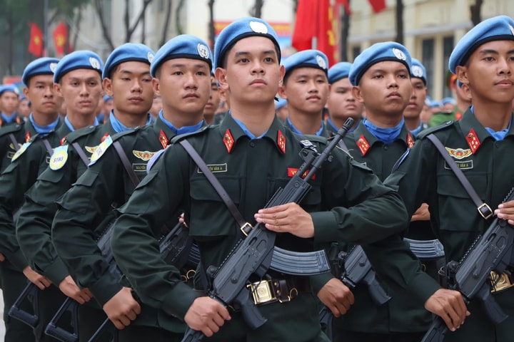 Vào thao trường chuẩn bị cho Lễ diễu binh, diễu hành kỷ niệm 50 năm Ngày giải phóng miền Nam