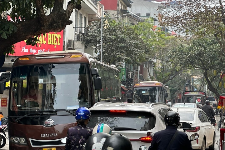 Chuẩn bị điểm trung chuyển khi thí điểm hạn chế ô tô trên 16 chỗ vào phố cổ Hà Nội